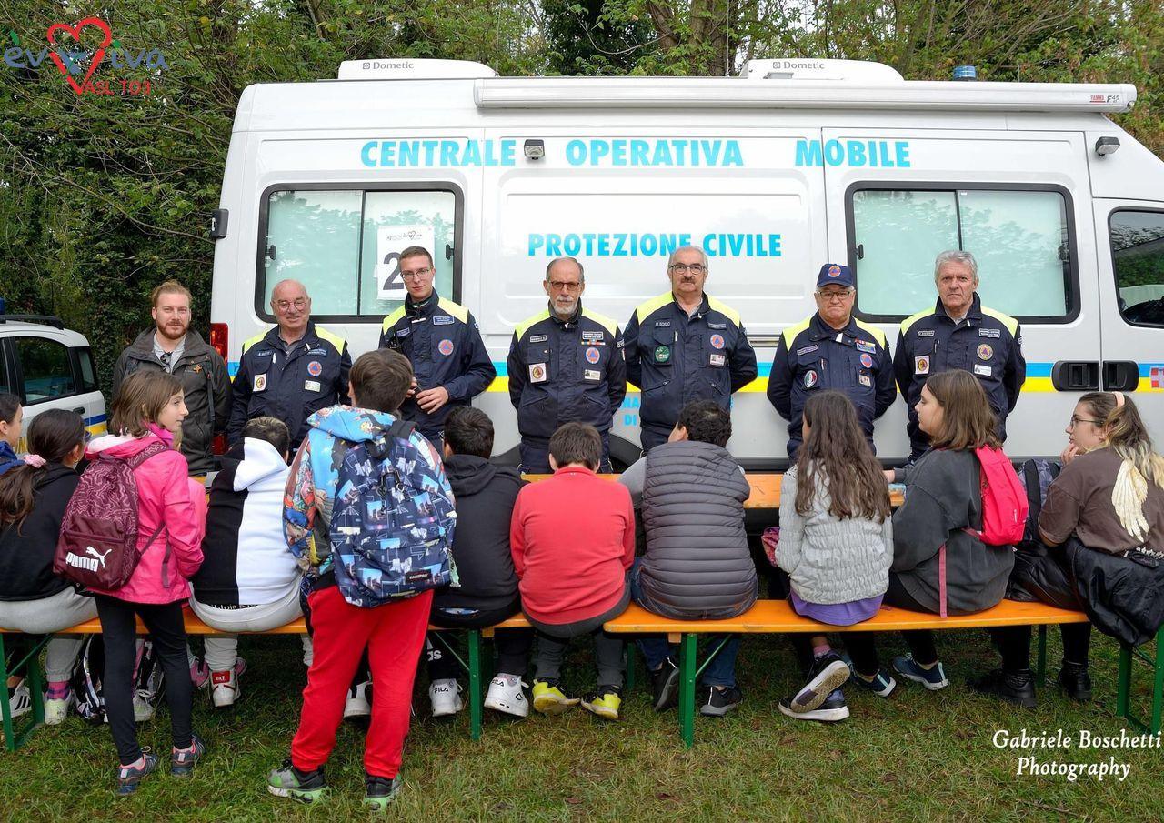 Civil Protection volunteers during an outdoor demonstration
